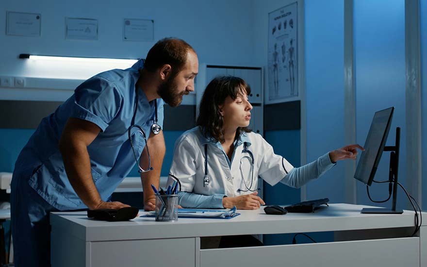 Le personnel médical discute du traitement médicamenteux d’un patient.